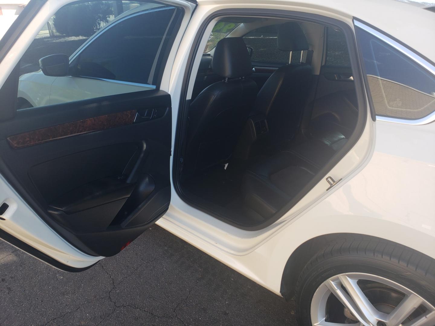 2013 WHITE /gray and black Volkswagen Passat tdi highline (1VWCN7A31DC) with an 2.0L L4 DOHC 16V engine, 6-Speed Automatic transmission, located at 323 E Dunlap Ave., Phoenix, AZ, 85020, (602) 331-9000, 33.567677, -112.069000 - 2013 Volkswagen Passat TDI SEL Premium,...... EXCELLENT condition, A Real Must See!!.... No accidents, Ice cold ac front and rear, Stereo/CD Player, Satellite compatible, Bluetooth, Phone sync, Backup camera, Navigation, Clean Black and Gray interior with Black Leather seats in near perfect conditio - Photo#10